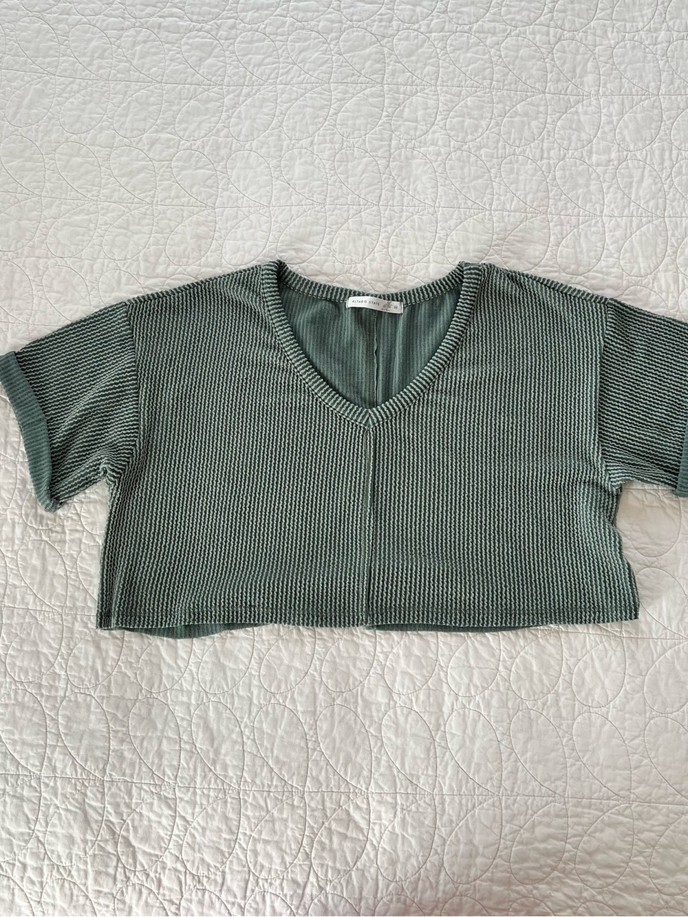 Altar'd State Iceberg Green Cropped V-Neck Short Sleeve Tee Summer Casual